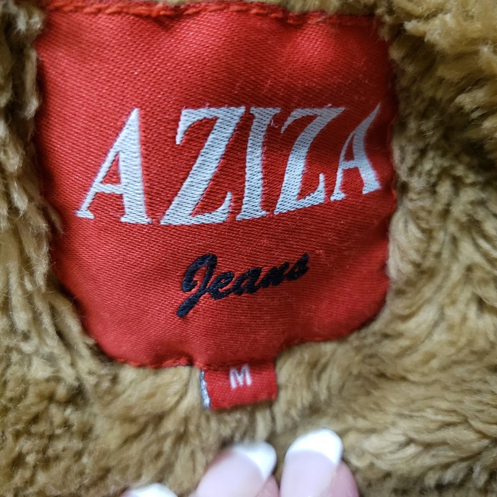 Sleeveless jean jacket with warm lining.